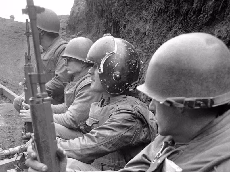 Thủy quân Lục chiến Mỹ thậm chí còn đội mũ bảo hiểm của phi công vì tin rằng loại mũ này sẽ bảo vệ họ tốt hơn so với mũ sắt truyền thống.