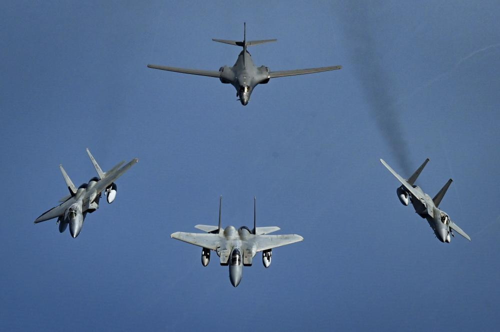 Vị Đại tá nói rõ rằng kể từ thời kỳ Chiến tranh Lạnh, 66% số máy bay ném bom của Không quân Mỹ đã bị loại biên: “Sức mạnh của Không lực Hoa Kỳ hiện chỉ bằng một nửa so với lực lượng đã đánh bại Quân đội Iraq vào năm 1991".