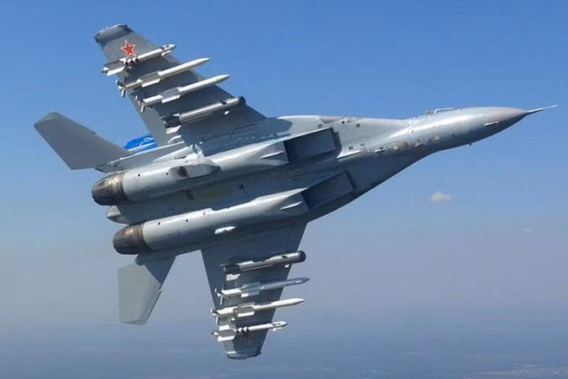 Còn về cuộc cạnh tranh với Su-35 thì theo chuyên gia quân sự Nga, chiếc Flanker nặng nề là cần thiết để hộ tống máy bay ném bom tầm xa tấn công vào chiều sâu chiến lược của đối phương, cũng như đột phá khu vực phòng không kiên cố.