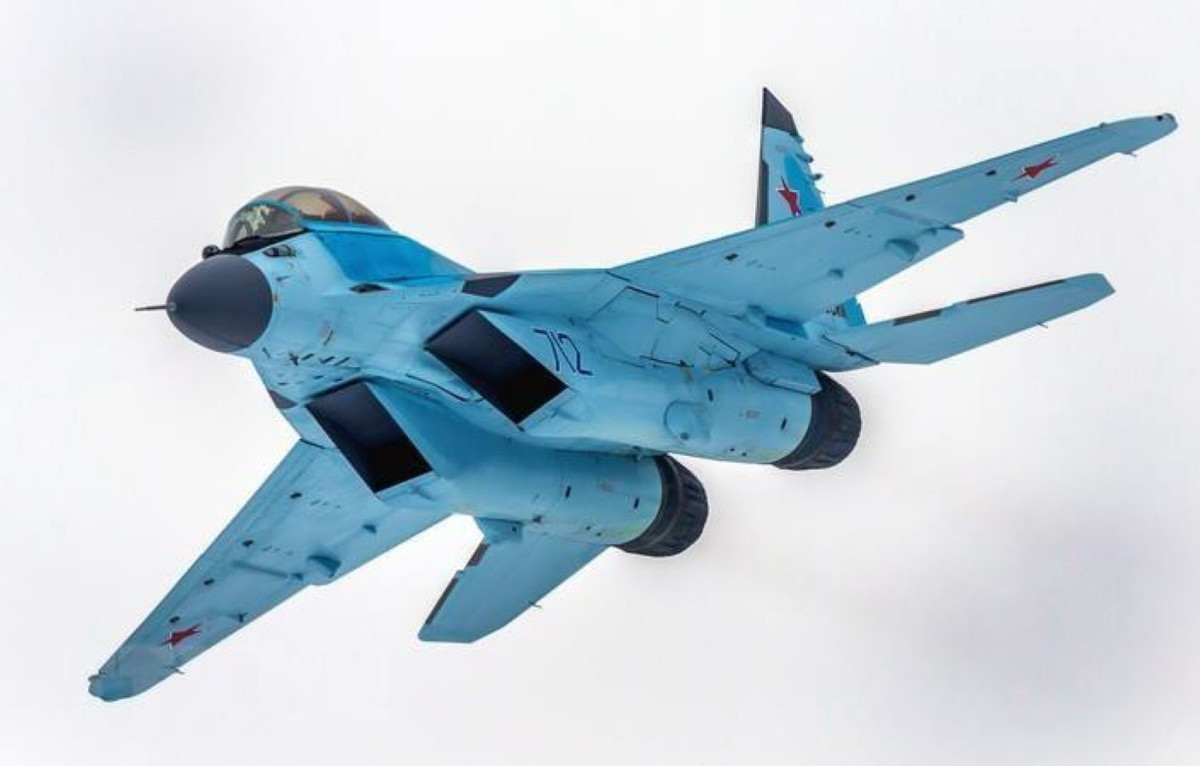Cần lưu ý rằng phi cơ MiG-35S vẫn giữ được sự "nhẹ nhàng" của người tiền nhiệm khi chỉ nặng 17,5 tấn. Đồng thời về tốc độ, chỉ số này tăng thêm đáng kể: 1.400 km/h ở độ cao thấp và 2.400 km/h ở trần bay 17,5 km.
