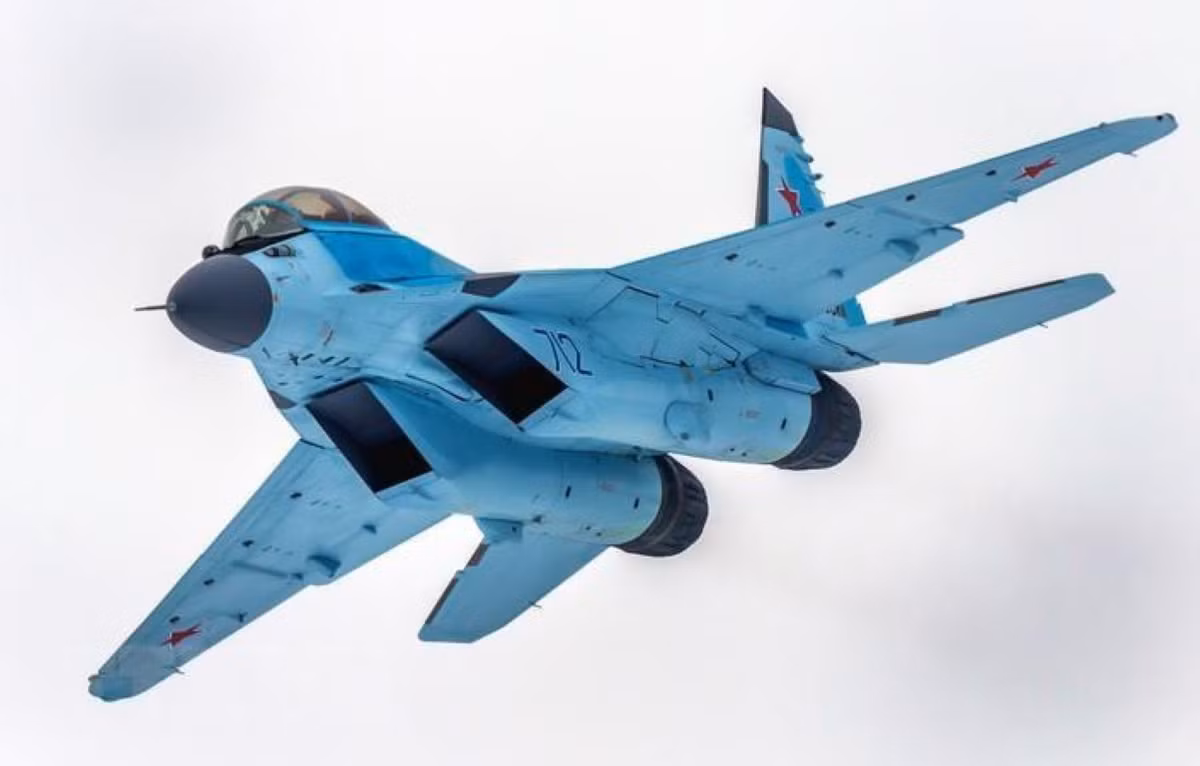 Cần lưu ý rằng phi cơ MiG-35S vẫn giữ được sự "nhẹ nhàng" của người tiền nhiệm khi chỉ nặng 17,5 tấn. Đồng thời về tốc độ, chỉ số này tăng thêm đáng kể: 1.400 km/h ở độ cao thấp và 2.400 km/h ở trần bay 17,5 km.