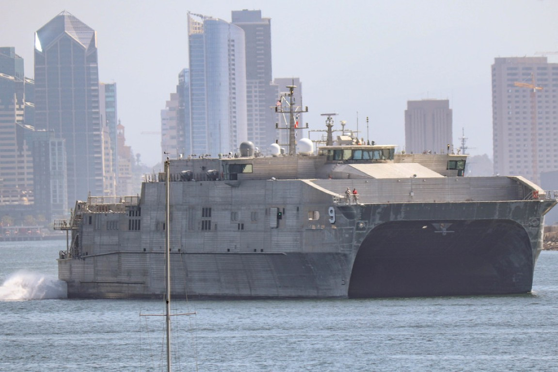 Trong trường hợp cần thiết, các tàu lớp Spearhead này cũng có thể được cải biên lại một vài chi tiết, để có thể vận chuyển được một tiểu đoàn bộ binh.