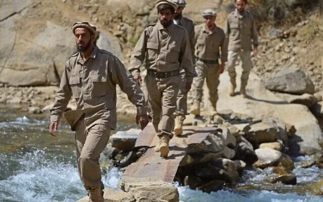 Trong số này, bao gồm cả binh lính của quân đội Afghanistan - vốn đã bị chỉ huy của mình bỏ rơi, và một số lượng không nhỏ những người tình nguyện, sẵn sàng đứng lên cầm súng chiến đấu với Taliban.