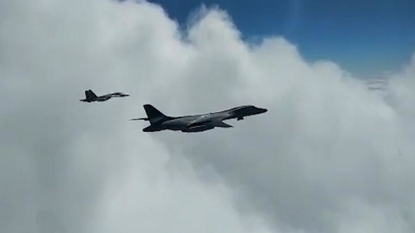 Tuy nhiên thuyền trưởng của tàu Ukraine đã phớt lờ những lời cảnh báo, tiếp tục duy trì sự im lặng của bộ đàm. Đúng lúc đó, khi chỉ còn cách eo biển Kerch và cầu Crimea vài hải lý, con tàu bất ngờ quay đầu và hướng về một trong những cảng của Ukraine trên Biển Azov.