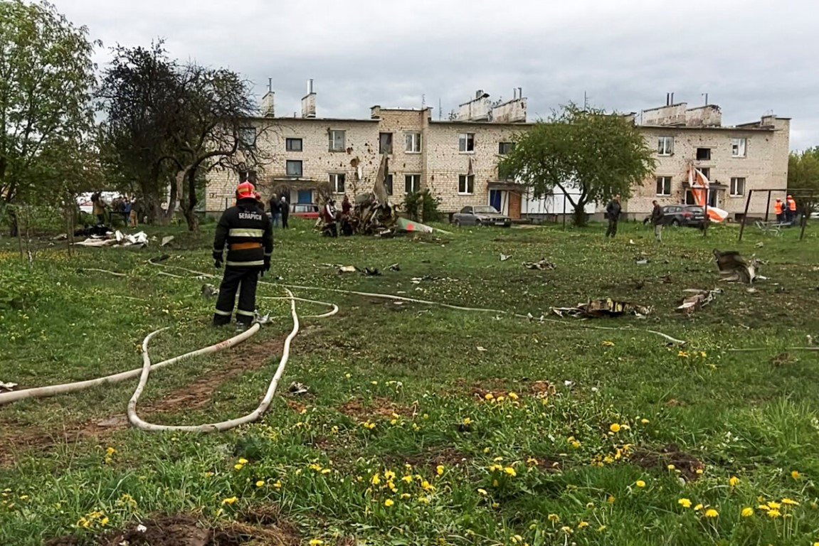 Cụ thể, hai phi công được cho là đã có cơ hội nhảy dù ngay khi chiếc máy bay huấn luyện Yak-130 của Belarus mất độ cao. Tuy nhiên do đang trong khu đông dân cư, hai phi công đã cố gắng điều khiển chiếc máy bay tới giây cuối cùng.