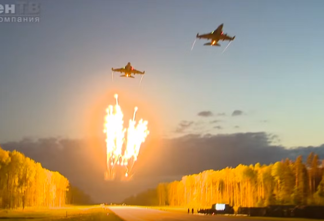 Từ hình ảnh hiện trường có thể thấy, chiếc phi cơ rơi cách tòa nhà gần nhất chỉ 60 mét - một khoảng cách quá gần. Nỗ lực của phi hành đoàn chiếc Yak-130, đã đưa chiếc máy bay lọt vào khoảng trống hiếm hoi, của khu vực nội thành đông đúc.