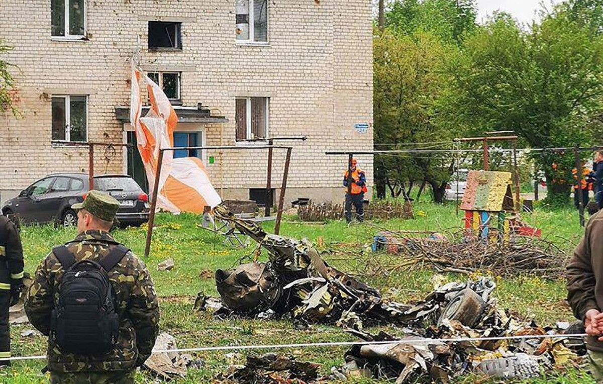 Tại hiện trường, có thể thấy dù thoát hiểm của phi công đã bung, đồng nghĩa với việc ít nhất một trong hai phi công đã được phóng ra ngoài từ ghế thoát hiểm.