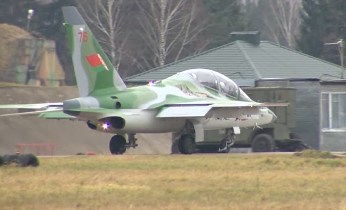 Nhiều chuyên gia nhận định, chiếc phi cơ Yak-130 đã mất điều khiển từ trước khi tiếp đất, hai phi công phải rất nỗ lực mới có thể tìm cách lái chiếc máy bay này rơi ra khu vực đất trống. Đây là một nỗ lực không tưởng.