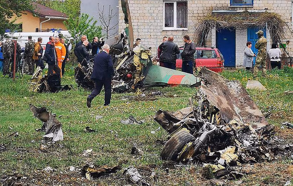 Giới chức địa phương cho biết, việc chiếc huấn luyện cơ rơi trong khu đông dân cư, nhưng lại không gây ra bất cứ thiệt hại nào trên mặt đất, là một điều thần kỳ, và hai phi công quả cảm, chính là những người đã tạo ra phép màu đó.