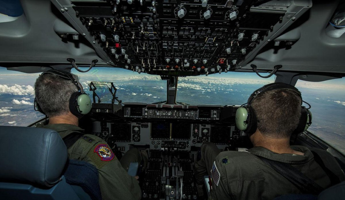 Khả năng tự động hóa cao khiến tổ lái C-17 chỉ có ba người, gồm hai phi công và một nhân viên bốc dỡ hàng hóa.