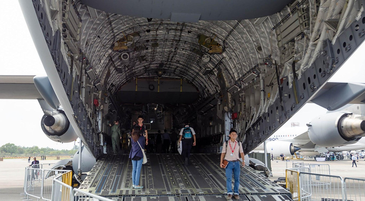 Cửa khoang máy bay, thiết kế bậc tải hàng và hệ thống neo bên trong cho phép hàng hóa được tháo dỡ nhanh chóng mà không cần các thiết bị chuyên dụng.