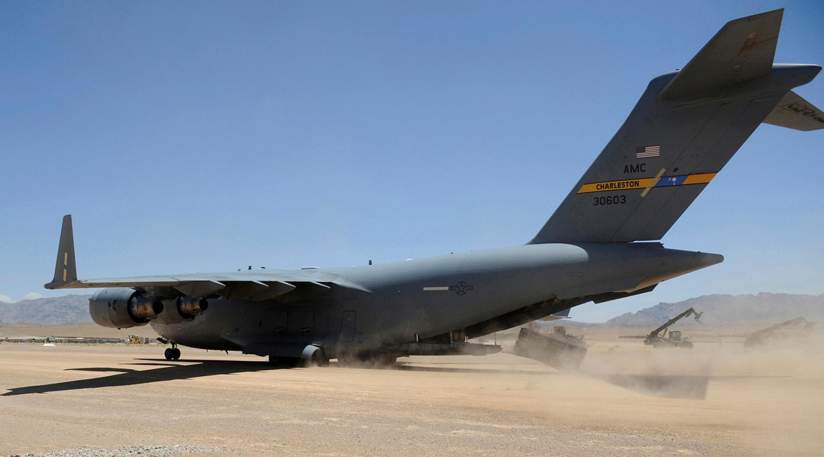 Điểm nổi bật của C-17 Globemaster III là khả năng hoạt động trên nhiều loại đường băng khác nhau, kể cả nền đất không được phủ bê tông.