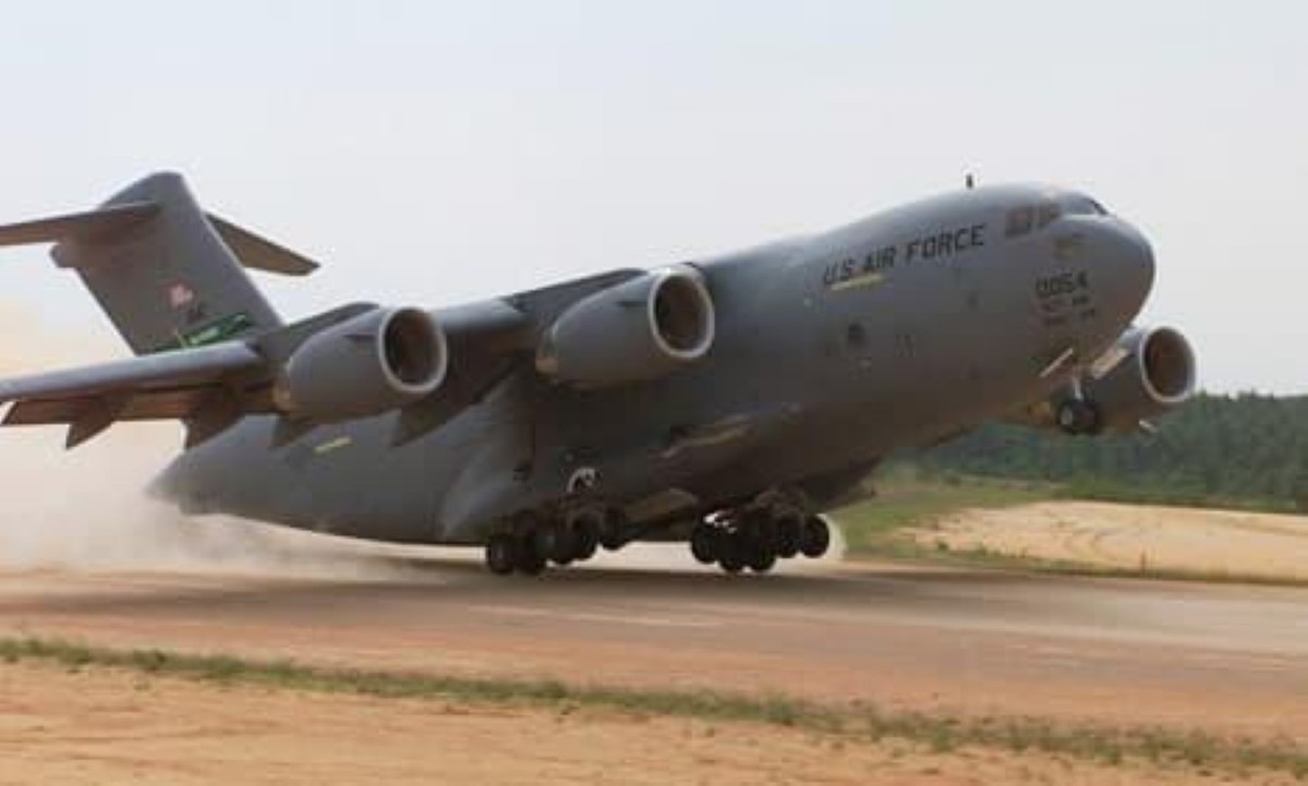 Mỗi chiếc C-17 có thể chở số lượng lên tới 102 lính dù được trang bị đầy đủ hoặc 3 xe thiết giáp Stryker hoặc một xe tăng chiến đấu chủ lực M1 Abrams.