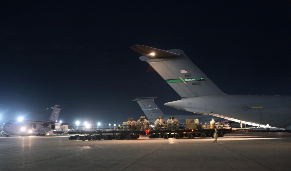 C-17 Globemaster III là máy bay vận tải quân sự hạng nặng được hãng McDonnell Douglas phát triển cuối thập niên 1980 nhằm mục đích vận chuyển chiến lược và chiến thuật.
