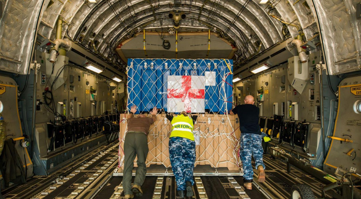 Khoang hàng của C-17 rộng 5,5 m, cao 4,6 m, cho phép nó mang trọng tải tối đa 77 tấn.