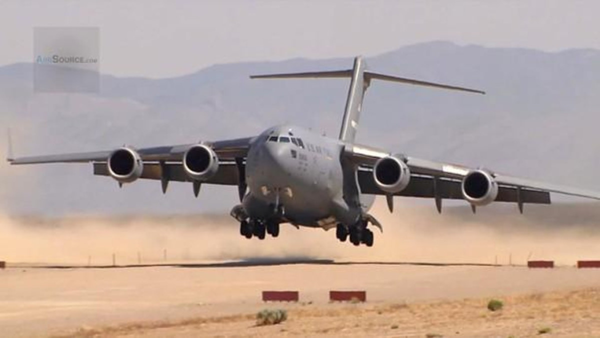 Để tự vệ, C-17 được trang bị tổ hợp cảm biến nhiệt AN/AAR-47 gắn quanh thân máy bay, giúp tổ lái phát hiện dấu hiệu nhiệt từ luồng xả của tên lửa.