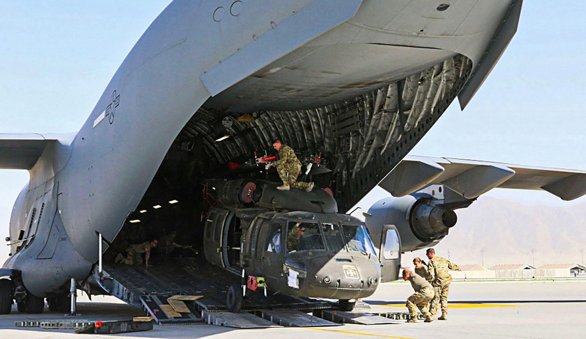 Tất cả các trực thăng của quân đội Mỹ đều được đưa lên máy bay C-17 để mang về Mỹ. Chiếc máy bay này có thể vận chuyển 4 trực thăng vận tải UH-60 Black Hawk, 2 trực thăng tấn công AH-64 Apache hoặc 2 trực thăng CH-47.