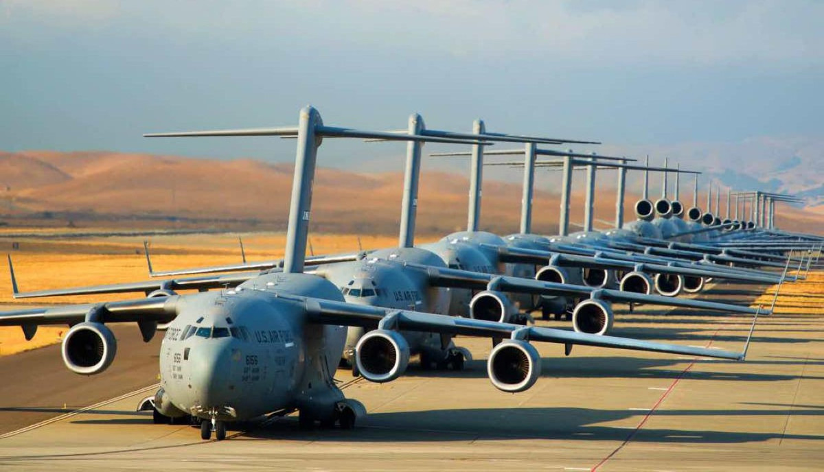 Tổ hợp AN/ALE-47 có thể bắn ra nhiều loại mồi bẫy khác nhau để đánh lừa tên lửa dùng đầu dò nhiệt hoặc radar. Tổ lái cũng có thể chọn ba chế độ phóng mồi bẫy gồm tự động, bán tự động hoặc thủ công.