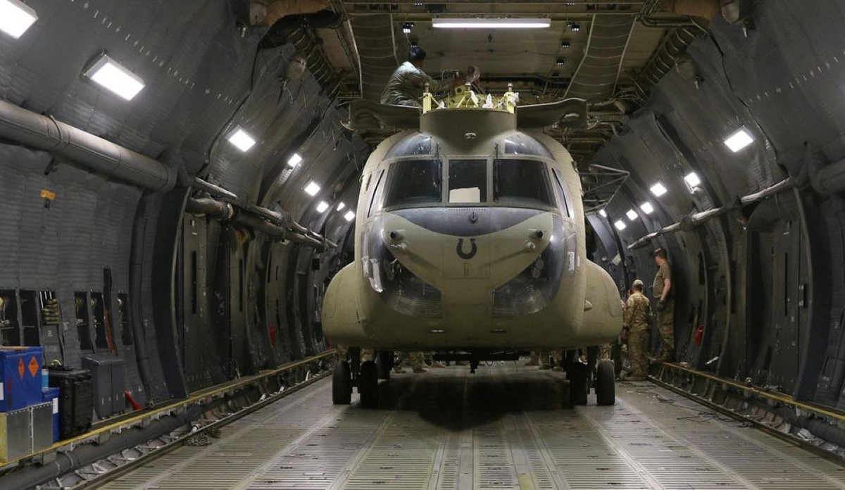 Nhằm tăng cường khả năng không vận cho cuộc đại rút quân, Mỹ đã cử các vận tải cơ khổng lồ C-17 tới để chuyển chở trang thiết bị vũ khí và binh sĩ.