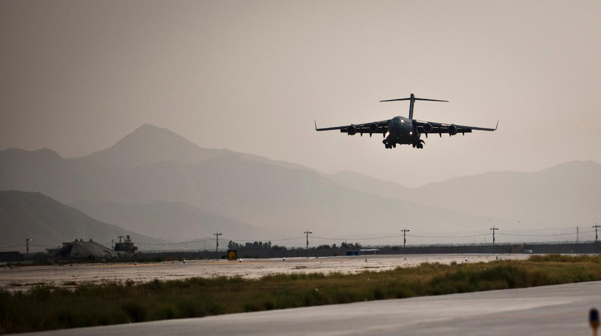 Những chiếc máy bay vận tải này cho phép đưa trang thiết bị vũ khí và binh sĩ Mỹ đến mọi địa điểm trên thế giới, cũng như sơ tán thương binh và thả lính dù.