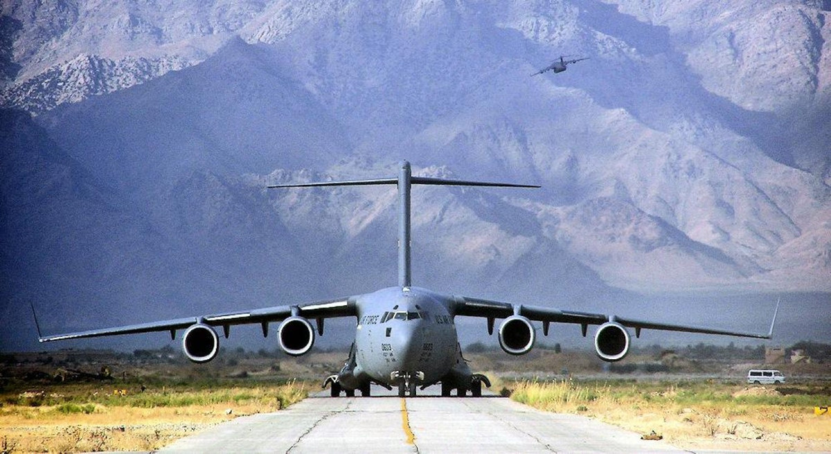 Mỗi chiếc C-17 có chiều dài 53 m, sải cánh 52 m và cao 17 m, trang bị 4 động cơ turbine phản lực F117-PW-100 cho phép nó đạt tốc độ hành trình 830 km/h, tầm bay tới 10.000 km khi chở lính dù.