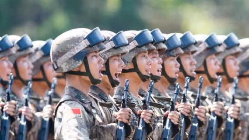 Khi Chủ tịch Trung Quốc Tập Cận Bình, người đứng đầu Quân ủy Trung ương, đưa ra kế hoạch hiện đại hóa quân đội năm 2015, Trung Quốc có khoảng 2,3 triệu quân.