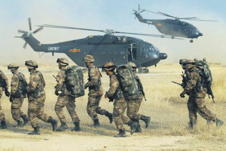 "Quân đội Trung Quốc từng thiên về lục quân. Tuy nhiên, lợi ích ở nước ngoài của Trung Quốc đang mở rộng và xuất hiện ở nhiều hình thá khác, thậm chí có thể tính cả mạng không gian", ông Chu Thần Minh nói.