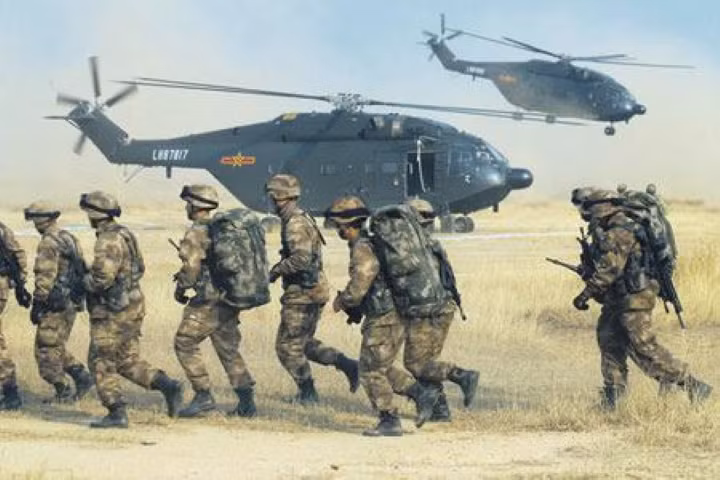 "Quân đội Trung Quốc từng thiên về lục quân. Tuy nhiên, lợi ích ở nước ngoài của Trung Quốc đang mở rộng và xuất hiện ở nhiều hình thá khác, thậm chí có thể tính cả mạng không gian", ông Chu Thần Minh nói.