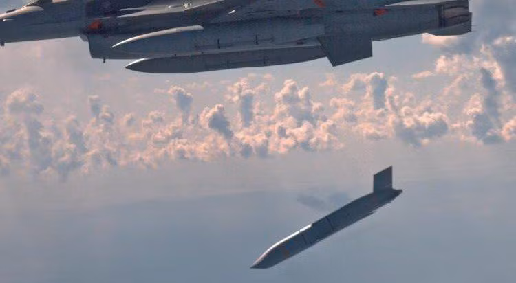 Một số nguồn tin tiết lộ, F-15E từng phóng AGM-158B san bằng khu nhà của Abu Bakr Al Baghdadi - thủ lĩnh tổ chức Nhà nước Hồi giáo (IS) tự xưng tại Syria vào năm 2019 và tiêu diệt đối tượng này.