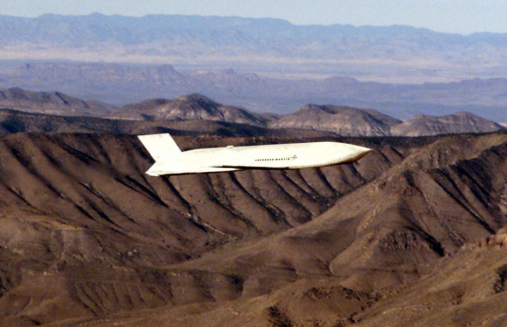 F-15E có thể phóng tên lửa mồi để dụ tên lửa S-400 kích hoạt, sau đó mới tung ra AGM-158B, khiến thứ vũ khí này trở thành một trong những tên lửa diệt hệ thống phòng không Nga hiệu quả nhất.