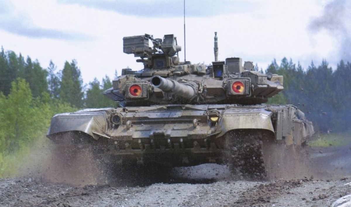 Trong khi đó, phiên bản T-90SK, được nhà sản xuất quảng cáo là có trang thiết bị liên lạc hiện đại vượt trội, cho phép thực hiện nhiệm vụ chỉ huy, điều khiển lực lượng tăng thiết giáp hiệu quả, trên chiến trường rộng lớn.