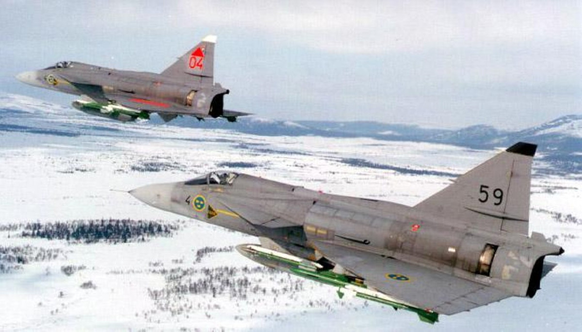 Tại đây, nó được tiêm kích của Không quân Thụy Điển tìm thấy và hộ tống tới biên giới Đan Mạch, rồi máy bay Mỹ tiếp tục hộ tống về căn cứ trên đất Tây Đức.