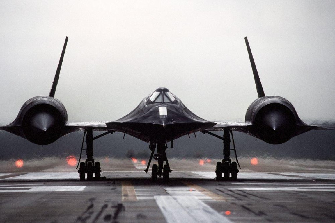 SR-71 Blackbird là chiếc máy bay trinh sát tầm cao tàng hình, nó hiện vẫn giữ kỷ lục sở hữu tốc độ nhanh nhất thế giới khi đạt tới con số Mach 3,2.