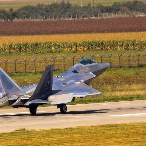 Về lý thuyết, Không đoàn 325 được đặt biên chế ở căn cứ sân bay quân sự Tyndall. Tuy nhiên một phần lực lượng đã được rời tới sân bay Eglin, do ảnh hưởng của siêu bão năm 2018 và tiếp tục đóng quân tới thời điểm hiện tại.