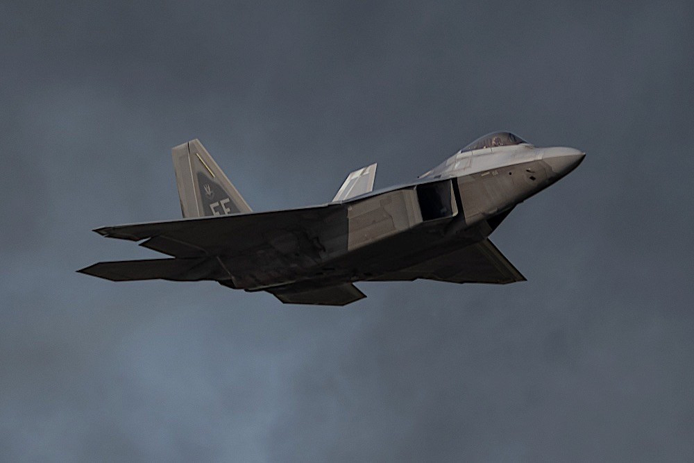 Nhiều khả năng, phần càng trước của chiếc tiêm kích tàng hình này đã không thể mở ra, được khiến nó không thể thực hiện được một cú hạ cánh như thông thường.