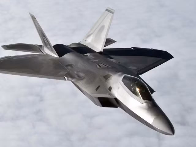 Cú hạ cánh đã khiến phần mũi của chiếc tiêm kích tàng hình F-22 Raptor đâm xuống đường băng. Phi công đã phải rất vất vả để hãm tốc độ chiếc tiêm kích này lại.