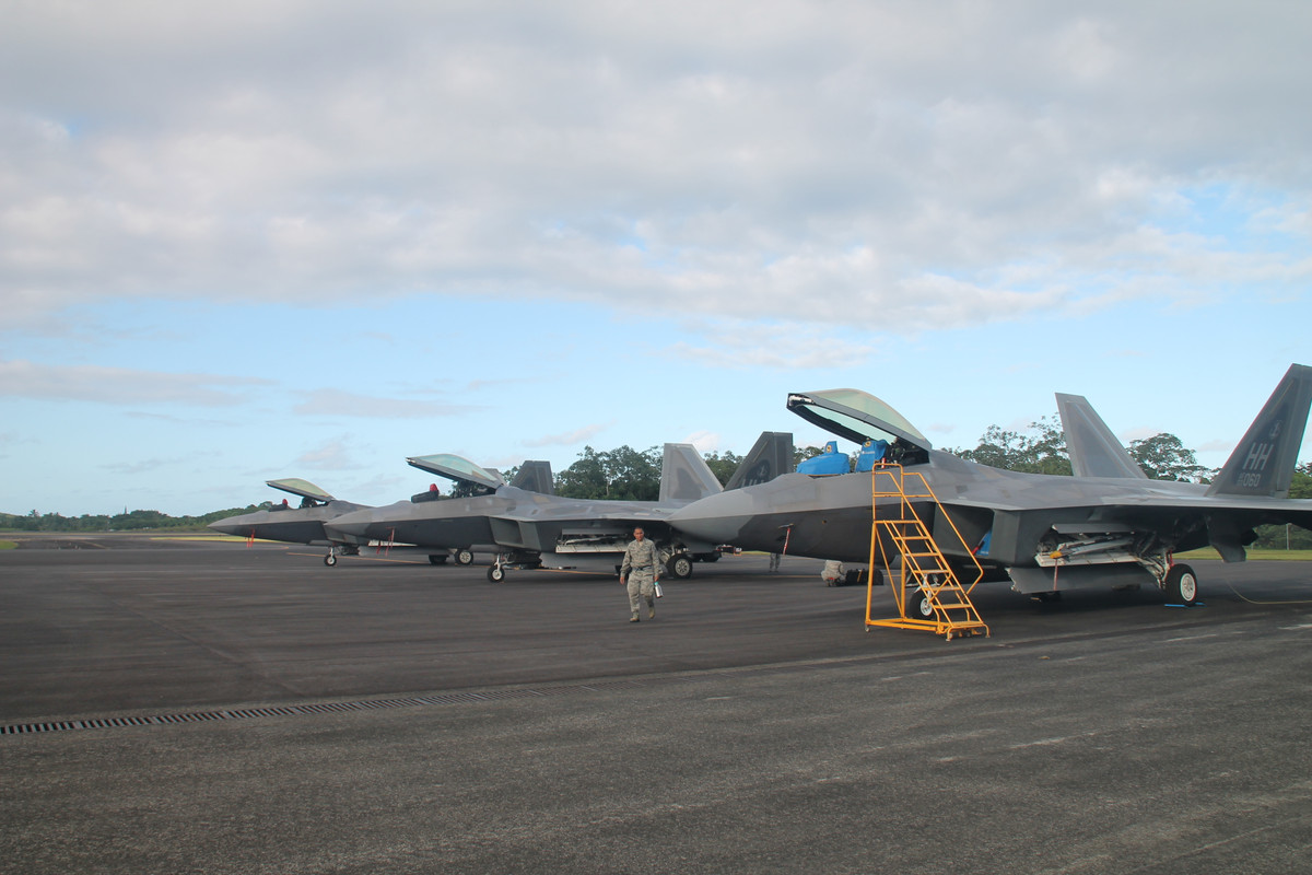 Được thiết kế để trở thành tiêm kích tàng hình chiếm ưu thế trên không, chiến đấu cơ F-22 Raptor chỉ có một ghế lái duy nhất, được trang bị hai động cơ và có khả năng cơ động cực cao.