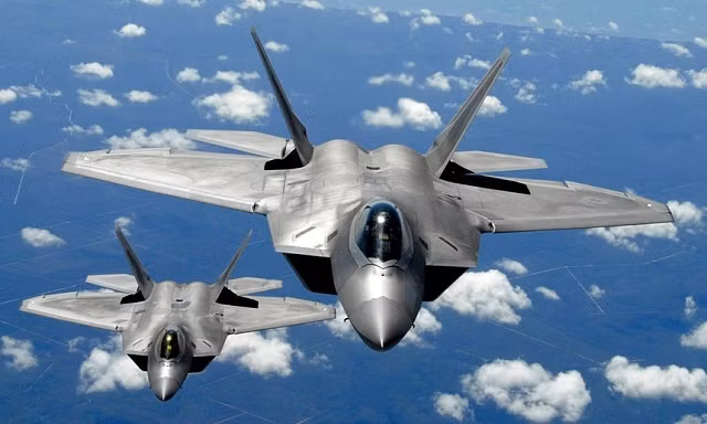 Vụ tai nạn không có thiệt hại về người nhưng đã khiến chiếc F-22 Raptor bị hư hỏng phần mũi sau pha hạ cánh có phần khá nguy hiểm này.
