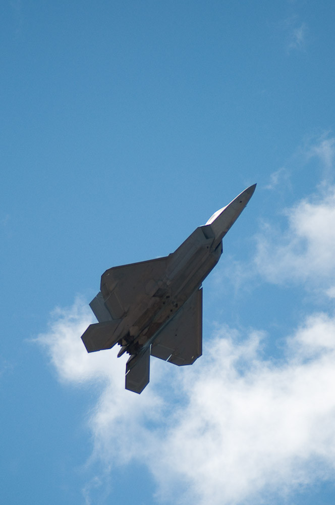 Khác với tiêm kích F-35, F-22 Raptor có khả năng bay với tốc độ tối đa lên tới 2400 km/h, tầm hoạt động lên tới 3000 km và thậm chí có thể xa hơn nữa, nếu nó được trang bị thùng xăng phụ.