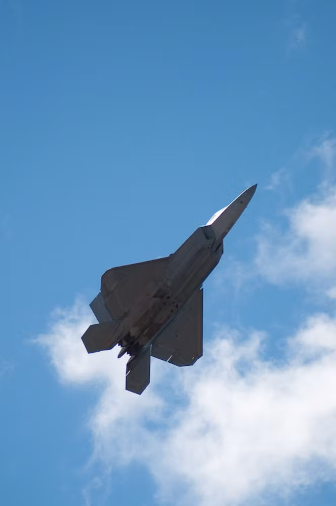 Khác với tiêm kích F-35, F-22 Raptor có khả năng bay với tốc độ tối đa lên tới 2400 km/h, tầm hoạt động lên tới 3000 km và thậm chí có thể xa hơn nữa, nếu nó được trang bị thùng xăng phụ.