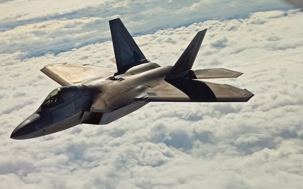 Ở thời điểm hiện tại, số lượng chiến đấu cơ F-22 Raptor chỉ giảm dần sau mỗi lần... tai nạn, trong khi đó dây chuyền sản xuất loại tiêm kích chiến đấu này, cũng đã dừng sản xuất từ cách đây trong 10 năm, sau khi cho ra đời tổng cộng 187 chiếc F-22.