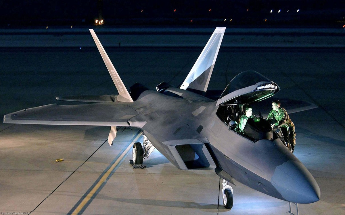 Đơn giản là vì số lượng tiêm kích F-22 Raptor của Mỹ còn lại là không quá nhiều, và sẽ chỉ ít dần đi sau các tai nạn của Không quân Mỹ. Vây nên bài toán của Mỹ hiện giờ, còn là phải "giữ an toàn" cho dàn F-22 Raptor đang còn tồn tại. Nguồn ảnh: Pinterest.