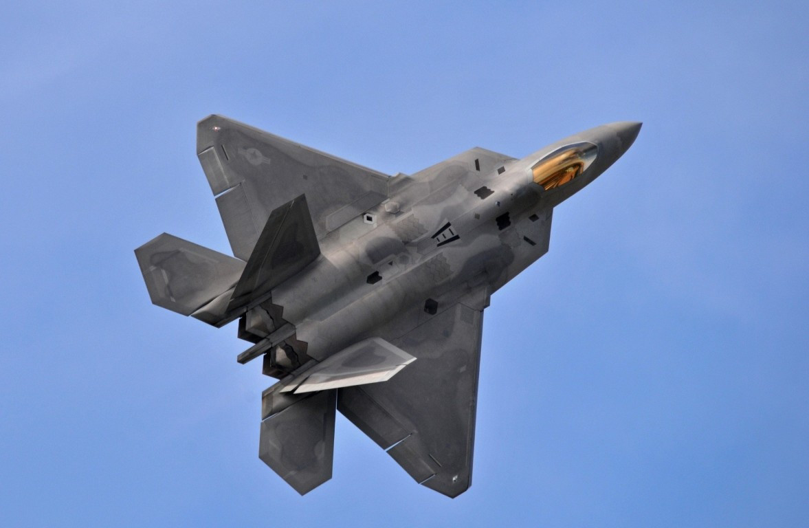 Vậy liệu tiêm kích cường kích hỗn hợp F-35 có thay thế được F-22 Raptor hay không? Câu trả lời đơn giản là không. Hai loại chiến đấu cơ này có vai trò tác chiến hoàn toàn khác nhau, dẫn tới thiết kế và đặc điểm bay hoàn toàn khác biệt.