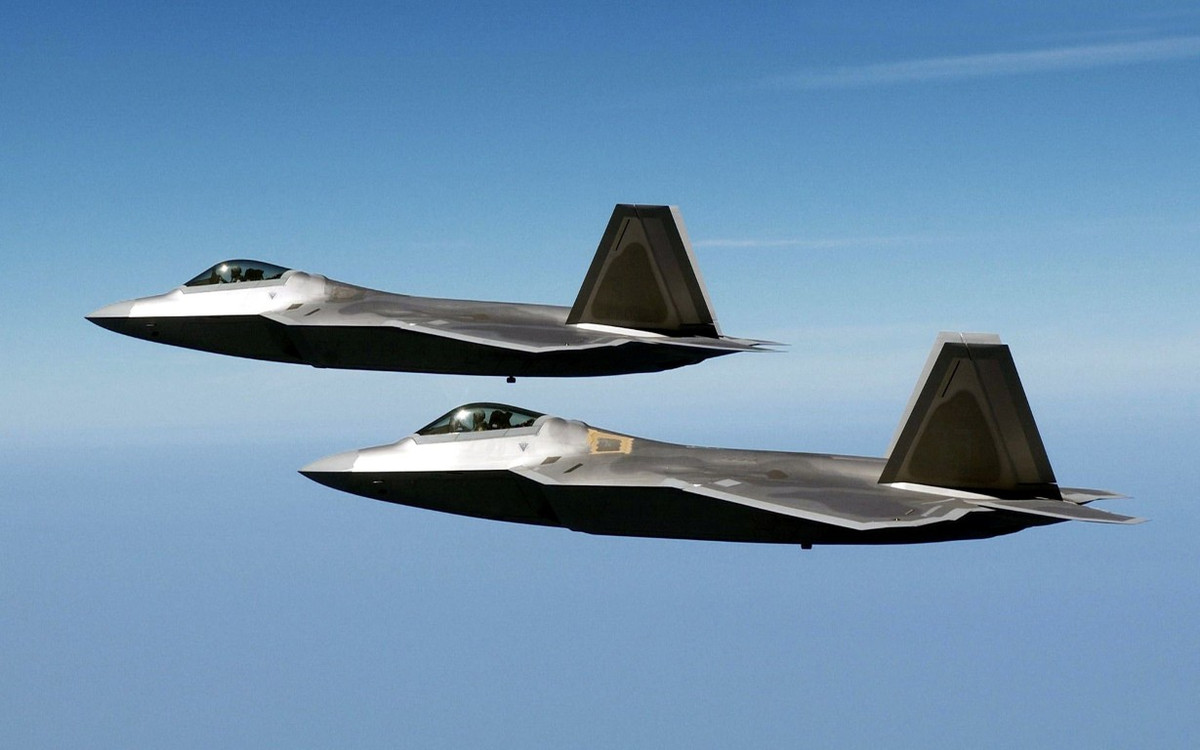 Về mặt lý thuyết, các tiêm kích F-22 Raptor sẽ phải làm nhiệm vụ chiếm ưu thế trên không, đánh bại hoàn toàn không quân đối phương, dọn đường cho F-35 vào tấn công mục tiêu mặt đất. Sẽ là bất khả thi nếu để F-35 thi hành nhiệm vụ chiếm ưu thế của F-22 Raptor.