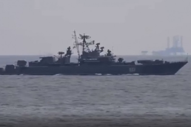 Truyền thông Nga cho biết, cách đây vài giờ tàu tuần tra Ladny của hải quân nước này, đã tiếp cận tàu khu trục USS Ross và theo dõi sát tàu chiến Mỹ.