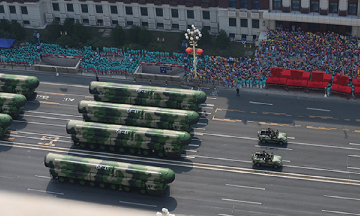 Theo các chuyên gia quân sự, tên lửa đạn đạo Đông Phong 41 sẽ có cấu tạo ba tầng, tầm hoạt động tối đa 15.000 km - nghĩa là đủ để bay tới lãnh thổ Mỹ khi cất cánh từ Trung Quốc.