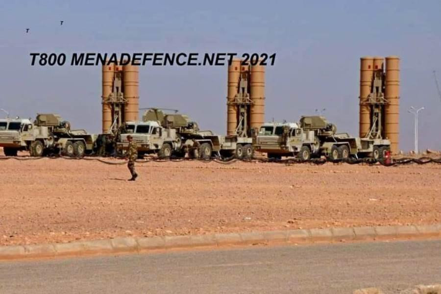 Ấn phẩm thông tin Mena Defense vừa công bố những bức ảnh đầu tiên trong đó có thể thấy ít nhất ba bệ phóng di động của hệ thống tên lửa phòng không S-400 Triumph được đặt trên xe tải BAZ-64.022 hiện diện ở Algeria.