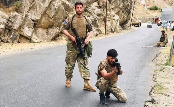 Dù nhiều thành phố, các cánh quân chính phủ đã tan rã, đầu hàng, hoặc tháo chạy để Taliban tiếp quản mà không cần một tiếng súng.