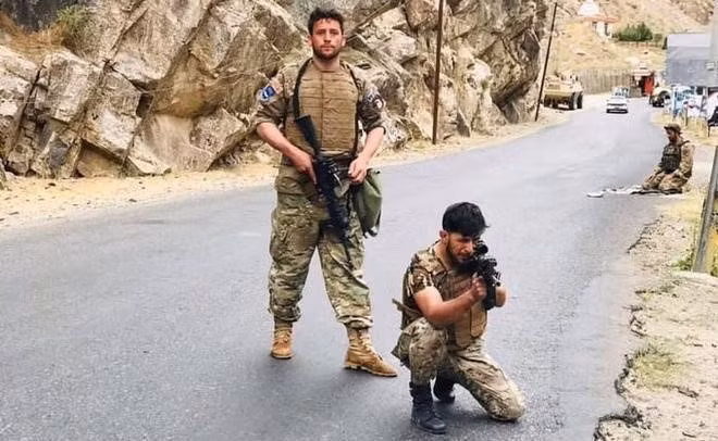 Dù nhiều thành phố, các cánh quân chính phủ đã tan rã, đầu hàng, hoặc tháo chạy để Taliban tiếp quản mà không cần một tiếng súng.