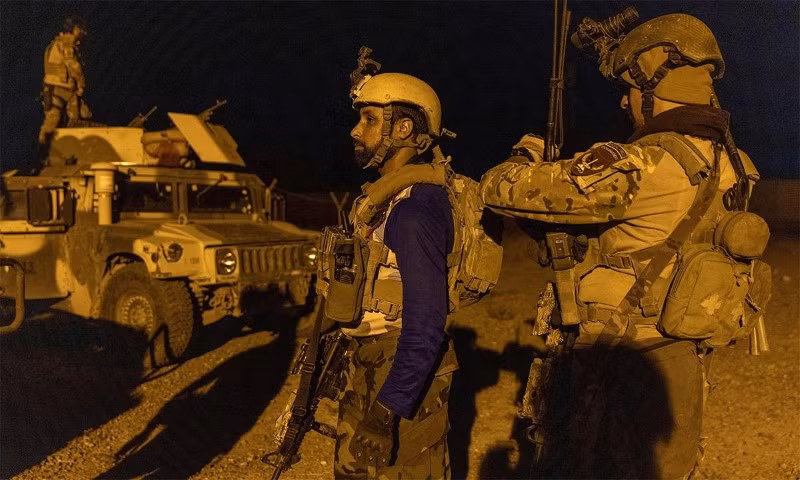 Dù trước đó quân đội Afghanistan bị mang tiếng là yếu nhược, khi có tới 300.000 ngàn binh lính được trang bị đầy đủ, lại để thua một đạo quân Taliban chỉ khoảng 85.000 tay súng.